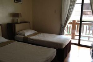 Alquiler Vacacional - Large L.A. Town House for 16 Persons. $150. 15 min. from SM. +63 918 901 0361