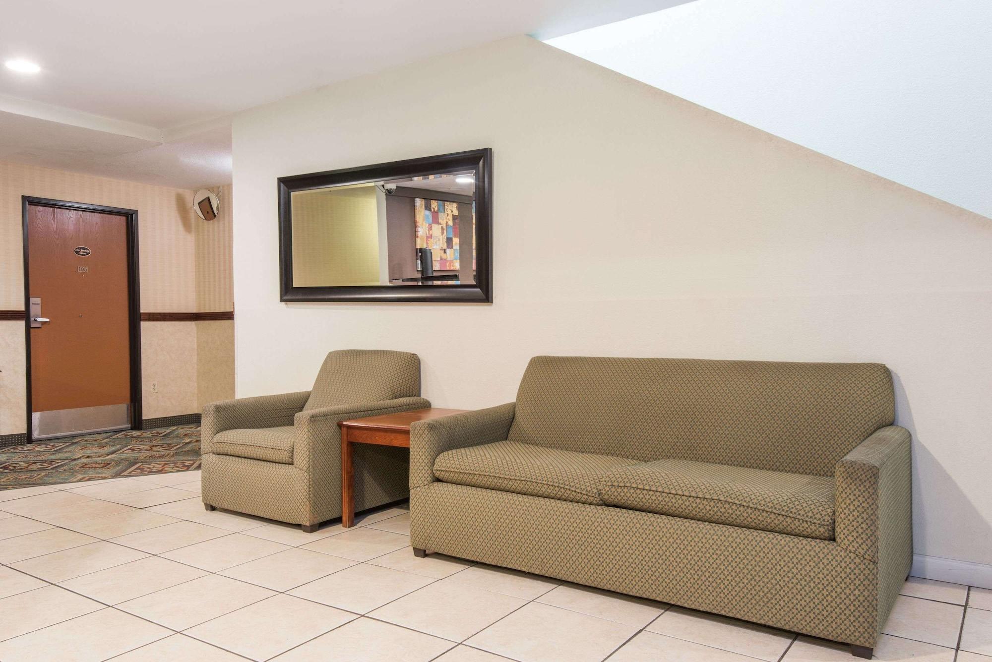 Vista Lobby Knights Inn Gallup at 3208 W Hwy 66