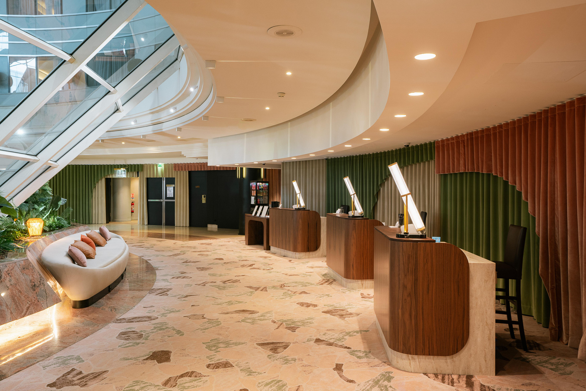 Vista Lobby Hilton Paris la Defense
