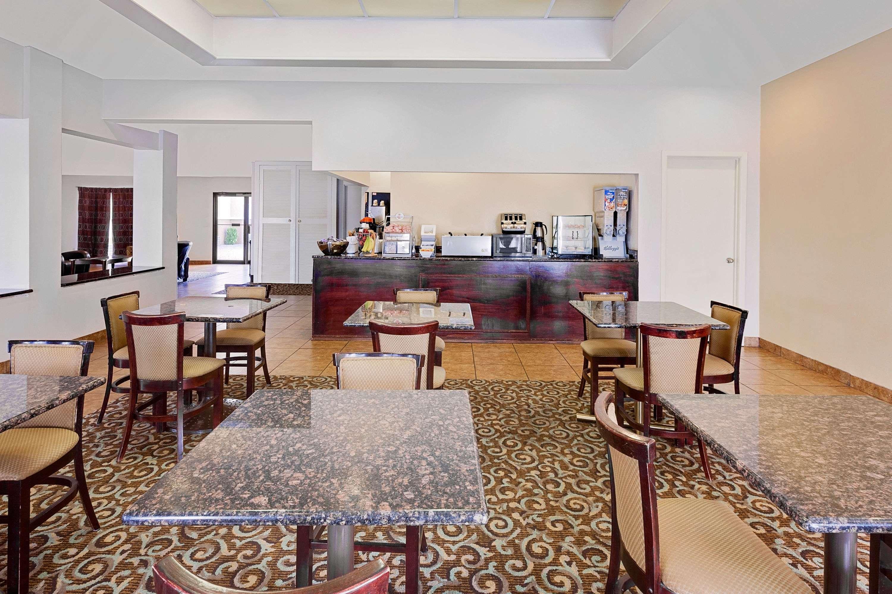 Restaurant Super 8 by Wyndham Plainview