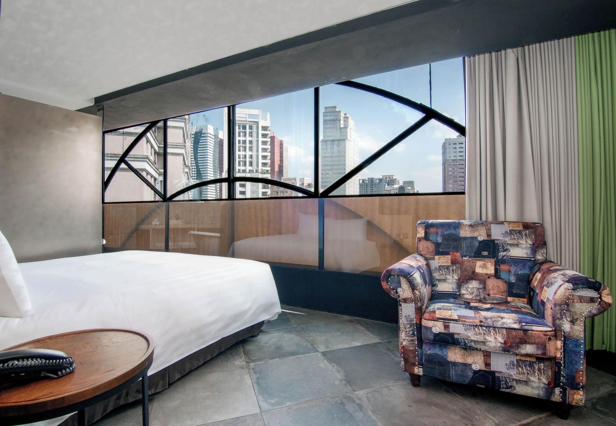 Varios Calligraphy Greenway Hotel