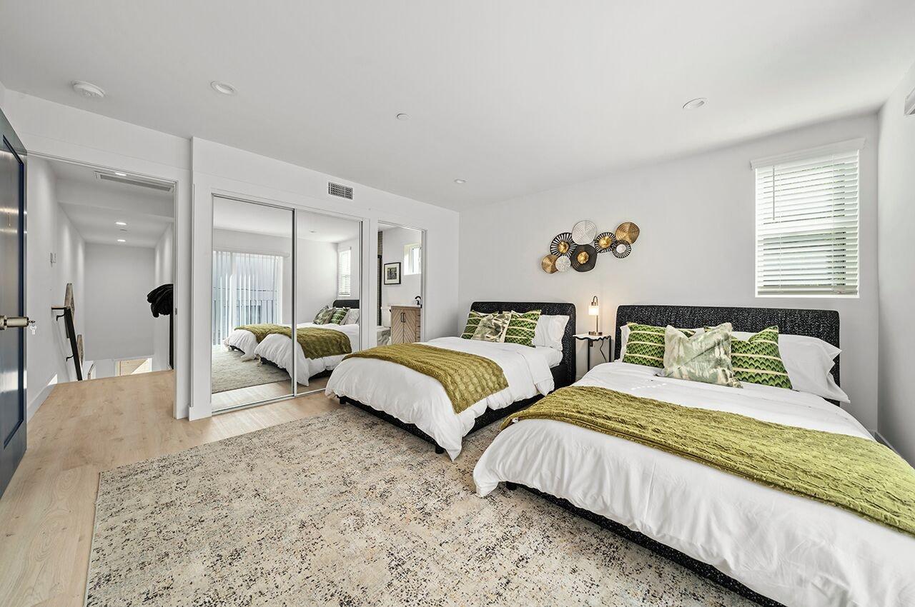 Varios Serene Escapes Hollywood