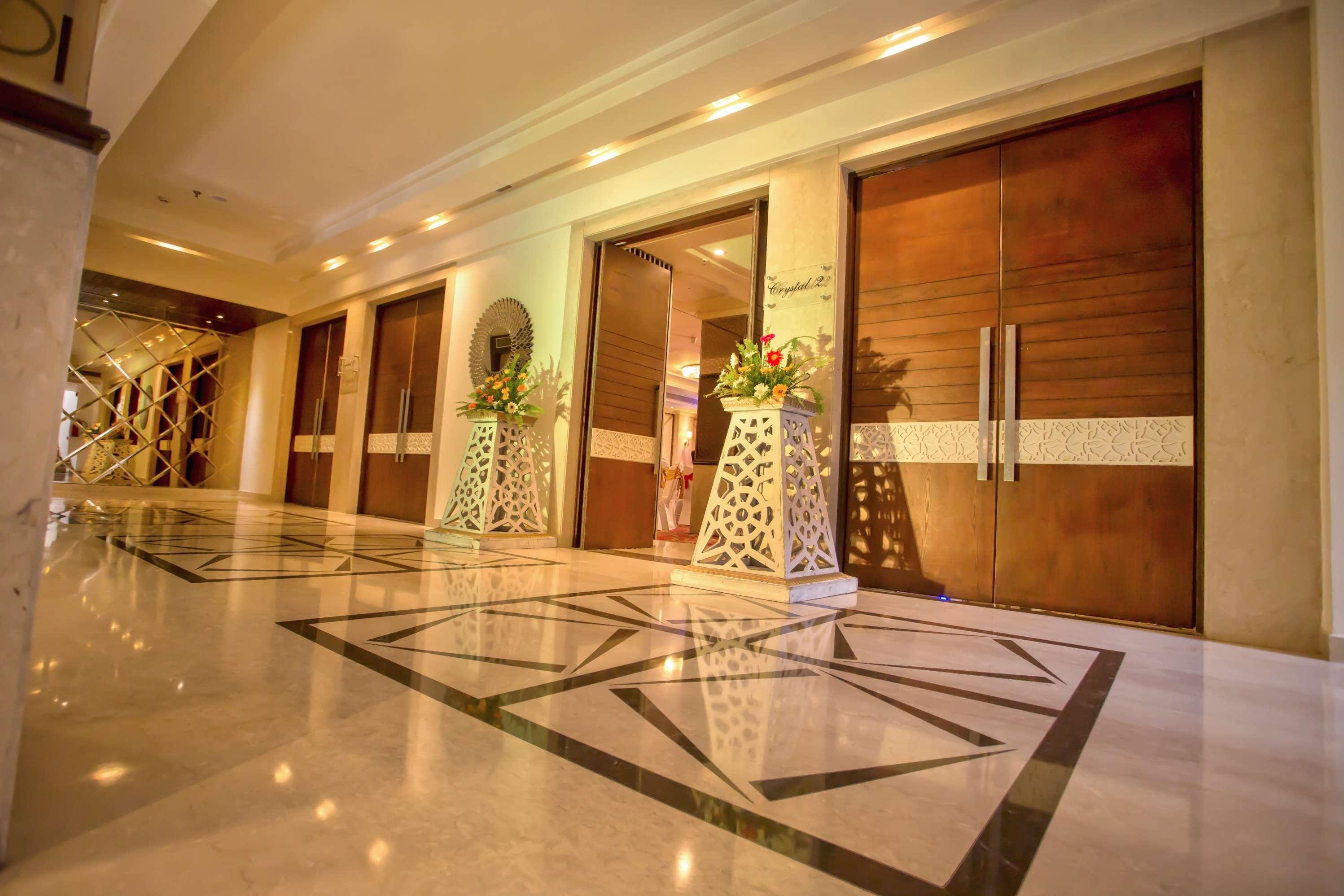 Vista Exterior Sarovar Portico