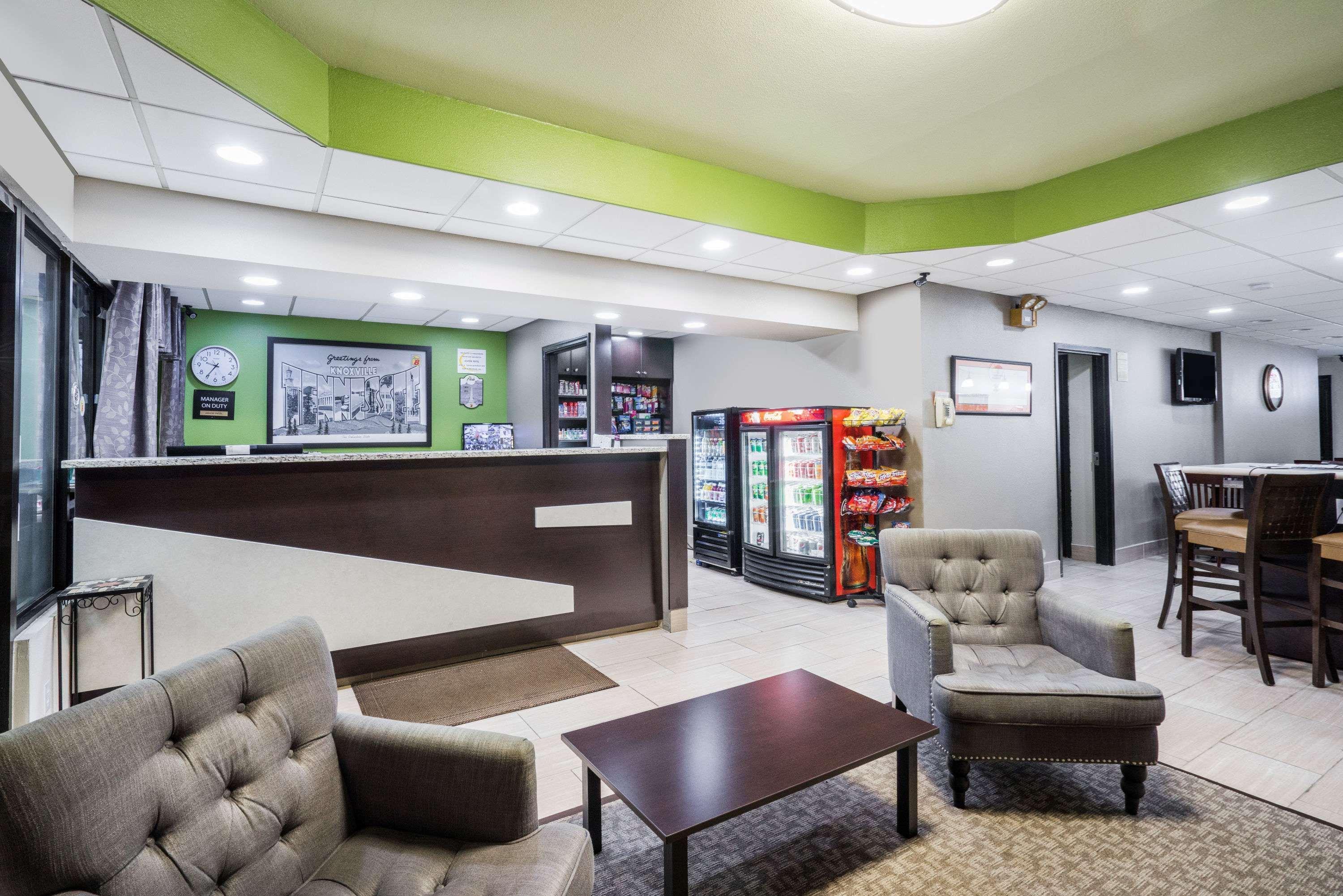 Vista Lobby Super 8 by Wyndham Knoxville West/Farragut