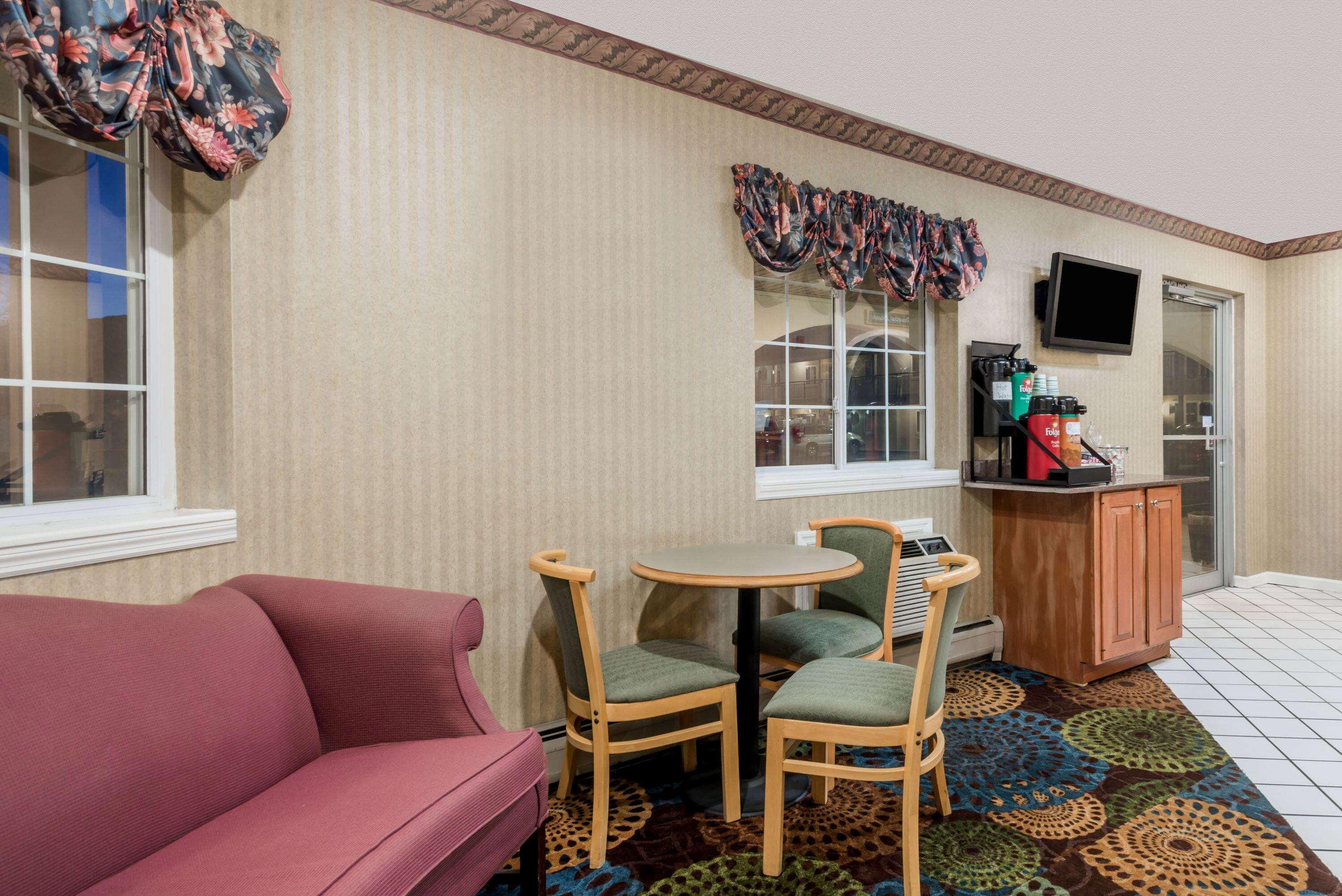 Vista Lobby Howard Johnson by Wyndham Lenox