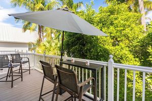 Alquiler Vacacional - Parrot Perch by Avantstay Old Town Key West w/ Shared Pool Week Long Stays Only