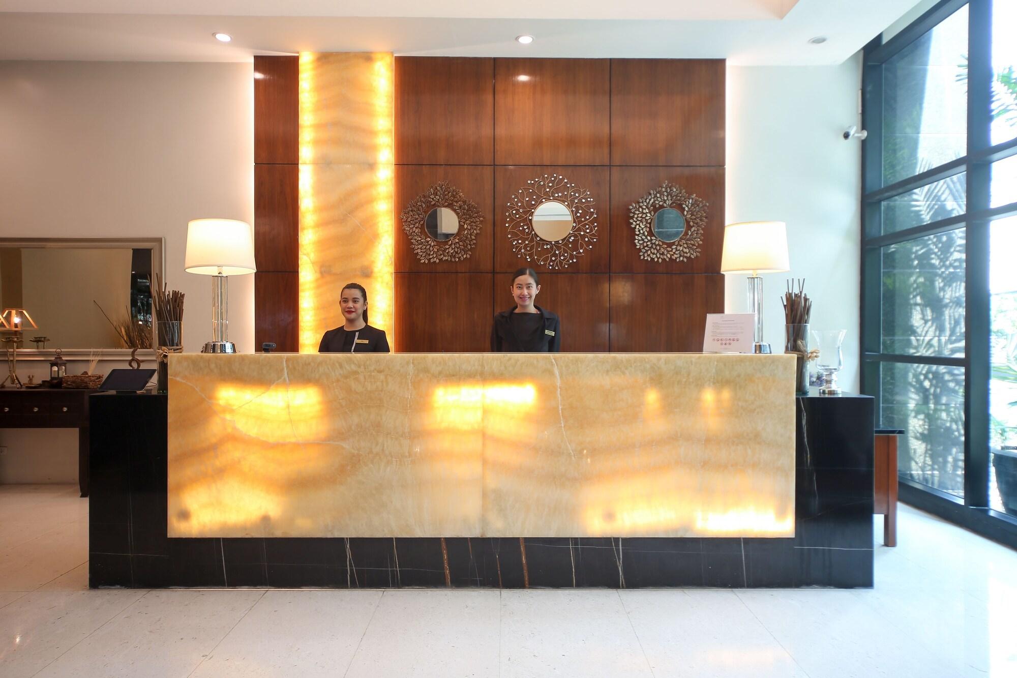 Vista Lobby Infinity Tower Suites