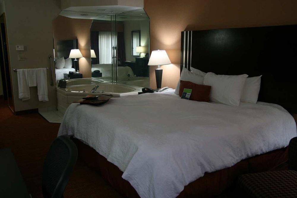 Guest room Hampton Inn Niagara Falls