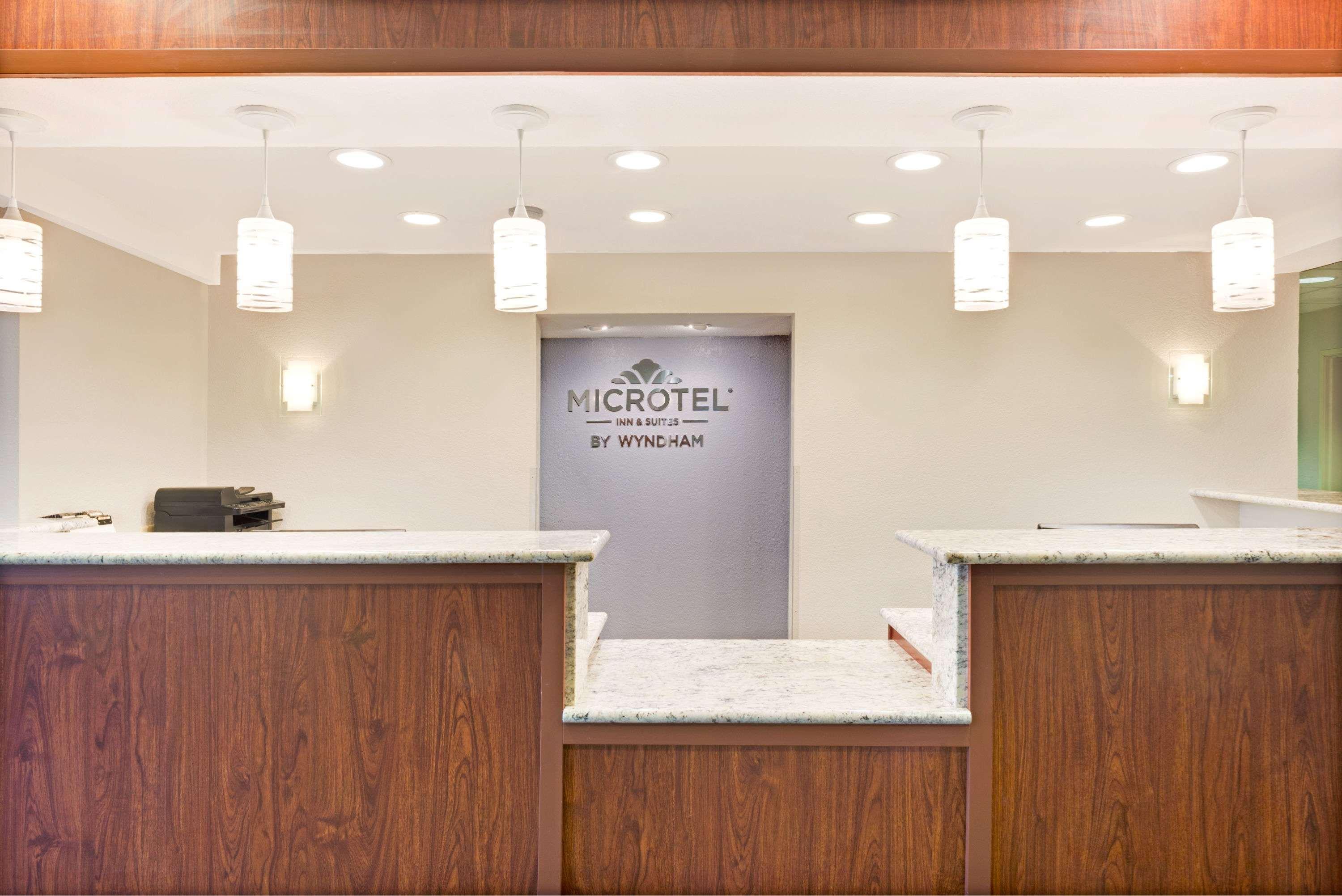 Vista Lobby Microtel Inn & Suites by Wyndham Urbandale/Des Moines