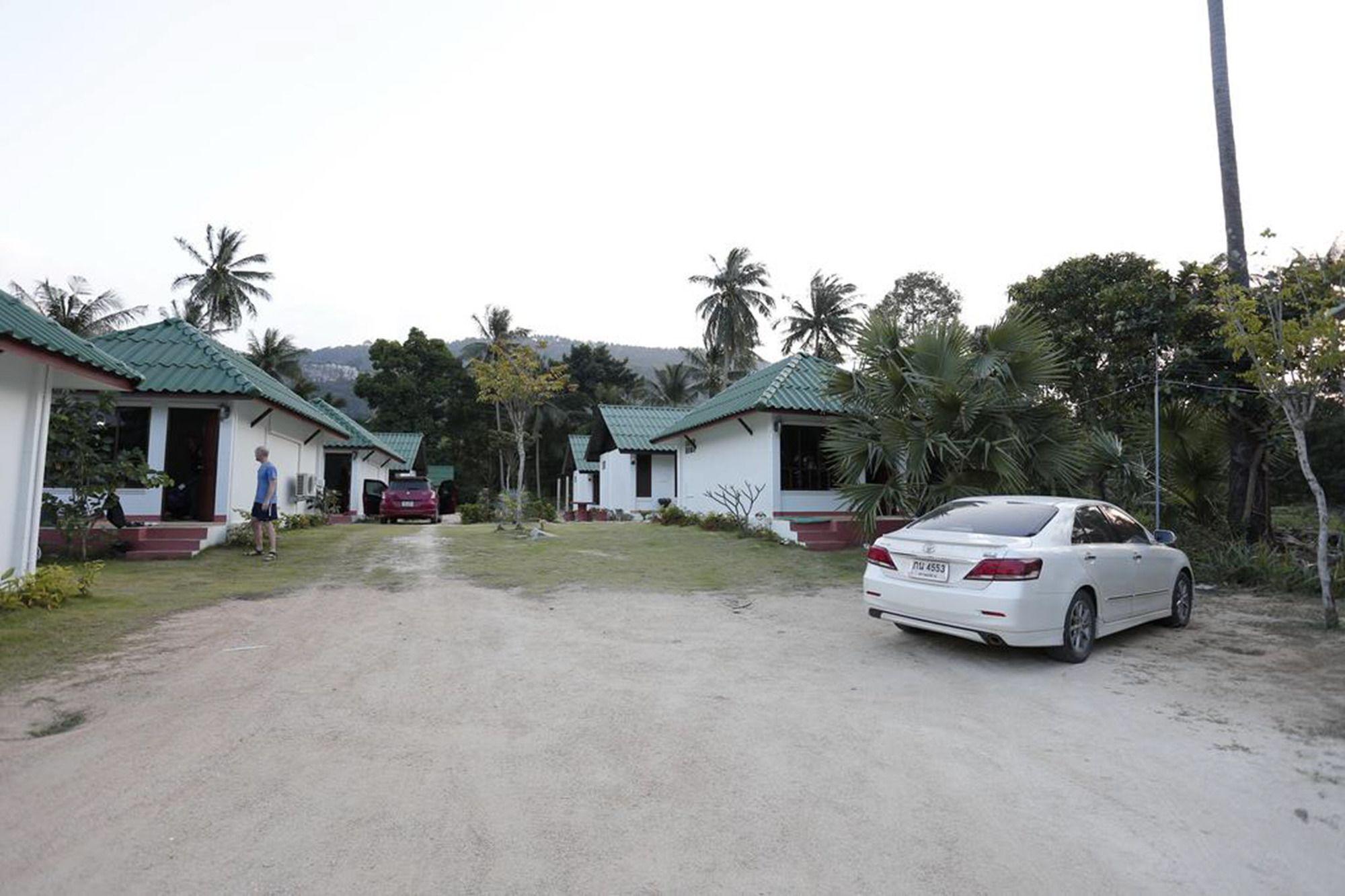 Varios Bang Po Resort