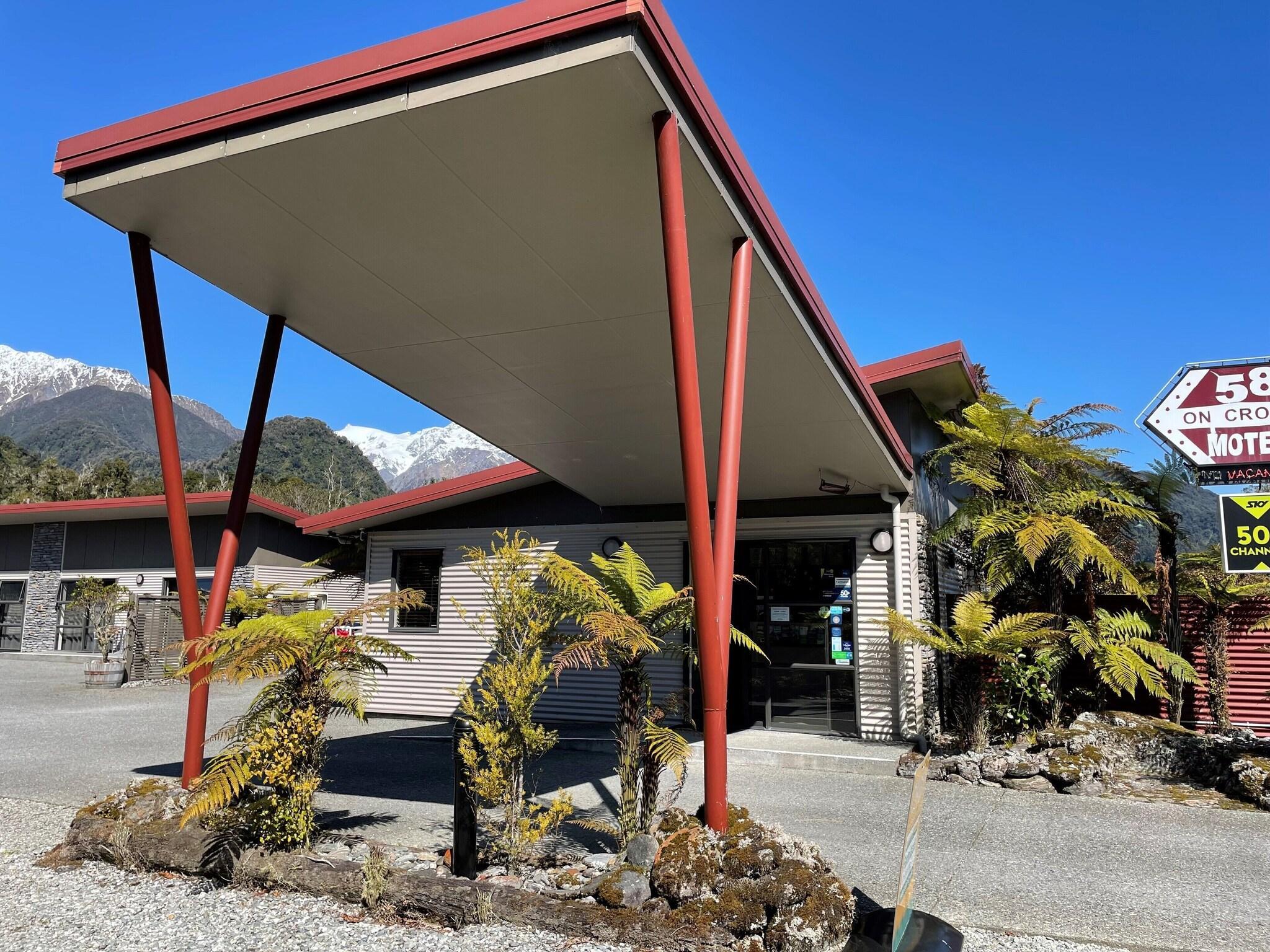 Vista Exterior 58 On Cron Motel