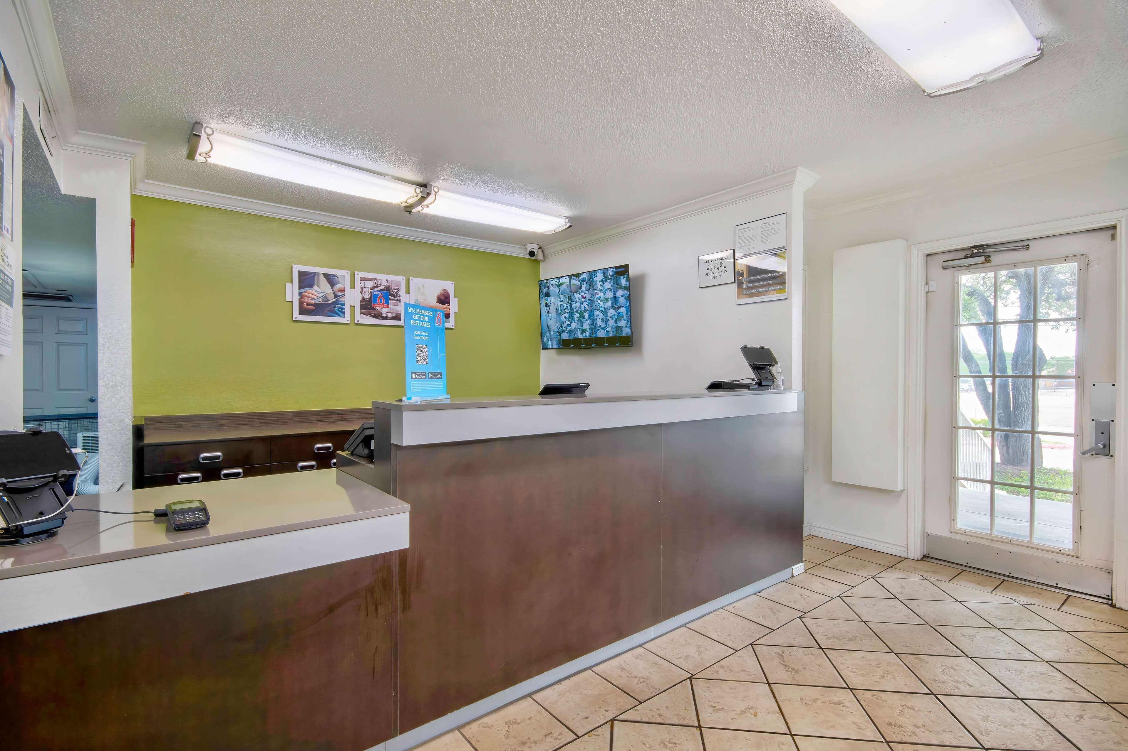 Vista Lobby Studio 6 Extended Stay - San Antonio, TX - Six Flags