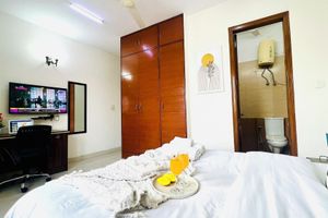 Alquiler Vacacional - BluO 1BHK Defence Colony Market - Lift, Balcony