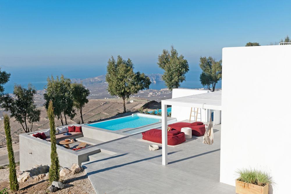 Vista da piscina Santorini Heights Suites