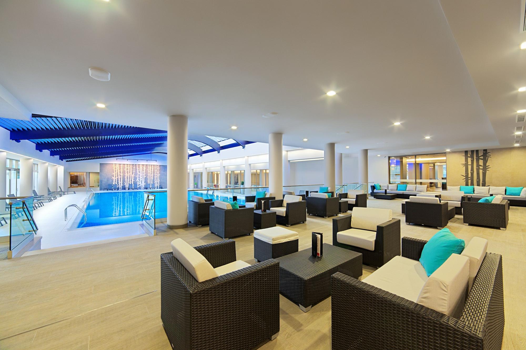 Vista Piscina Ramada by Wyndham Bucharest Parc