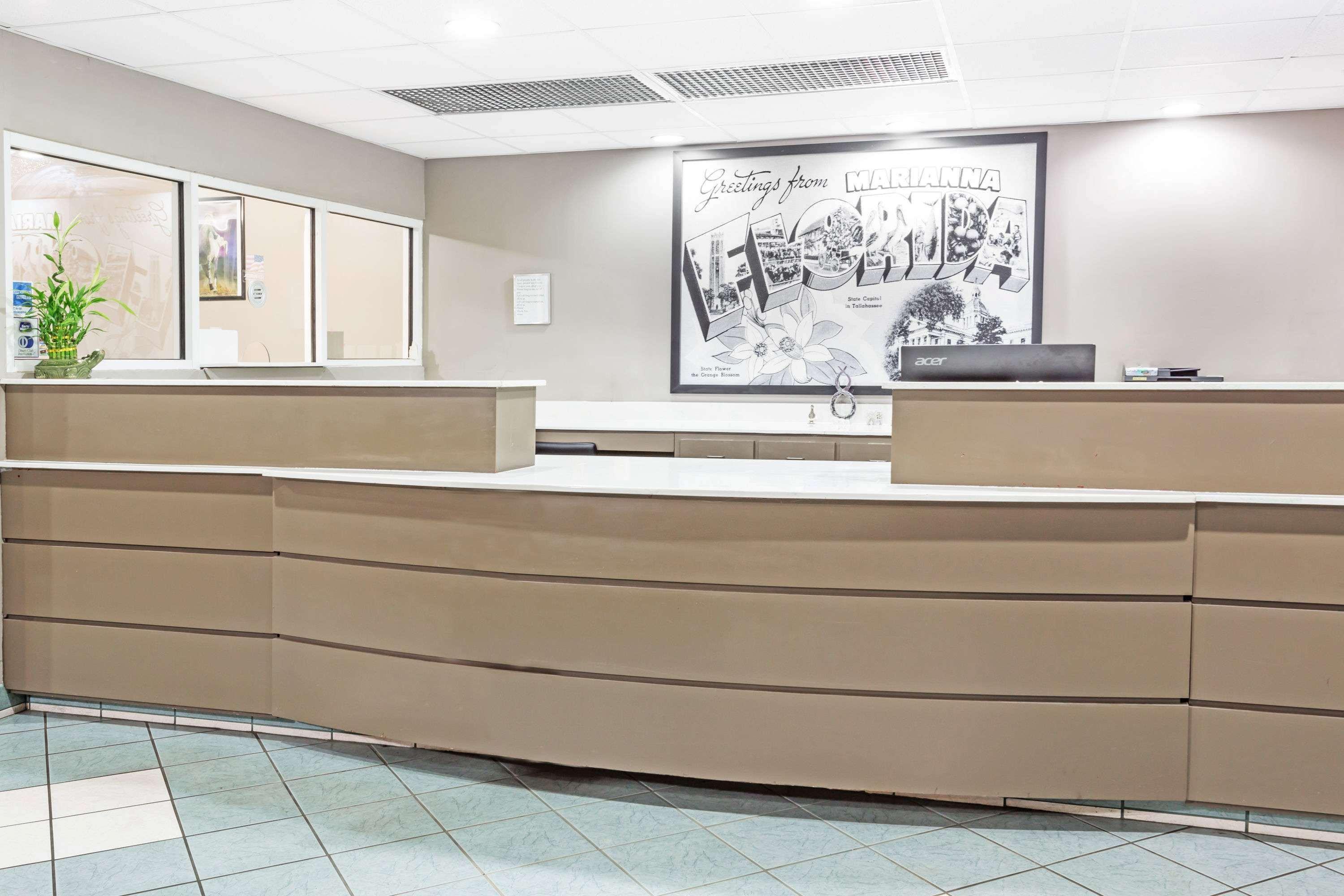 Vista Lobby Super 8 by Wyndham Marianna