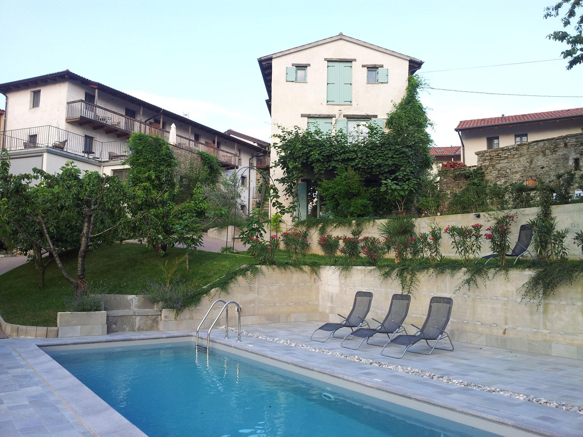 Varios Boutique Hotel Dvor