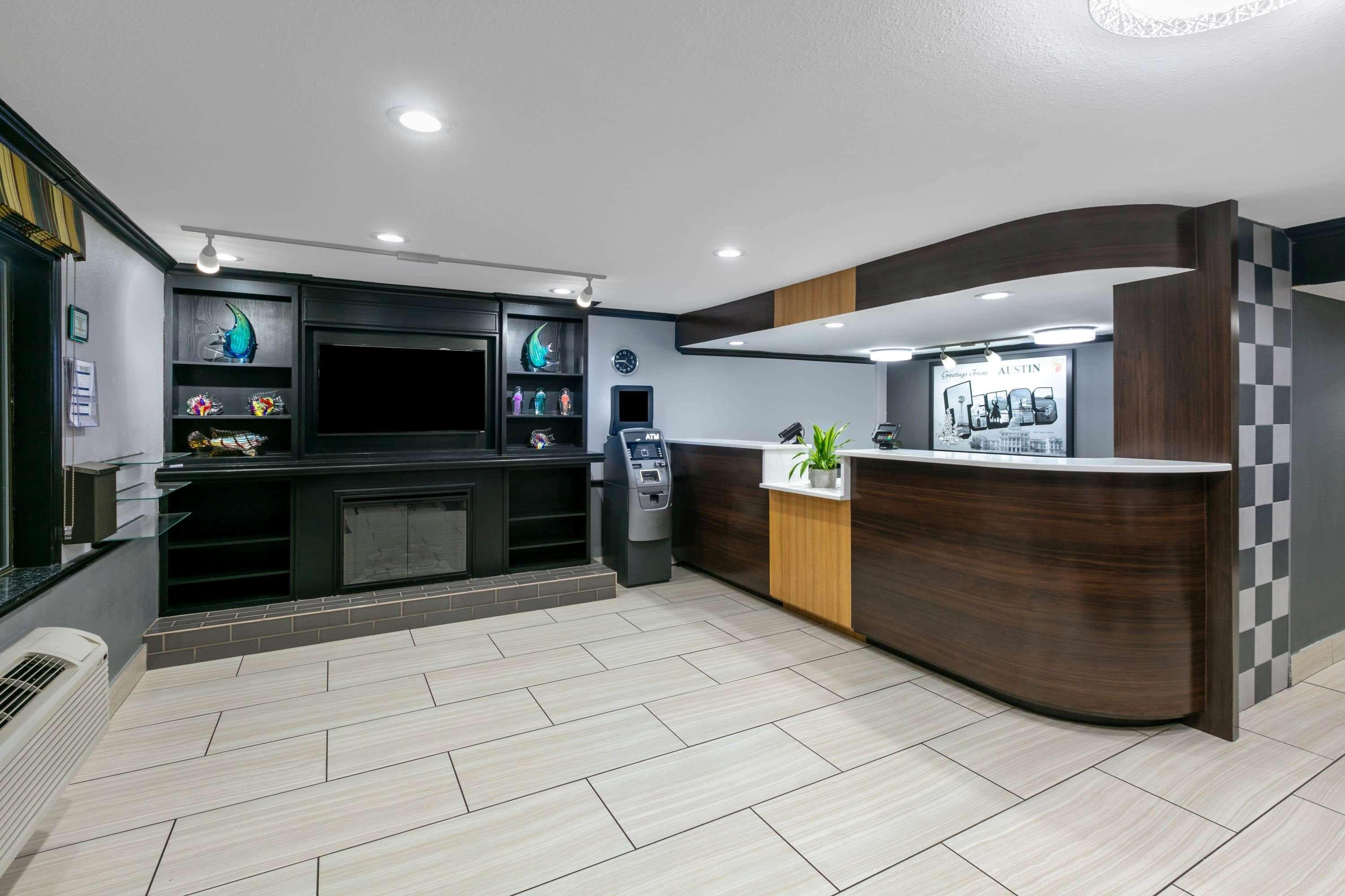 Vista Lobby Super 8 by Wyndham Austin University/Downtown Area