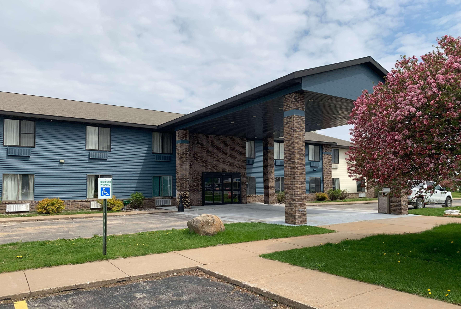 Vista Exterior AmericInn by Wyndham Prairie du Chien