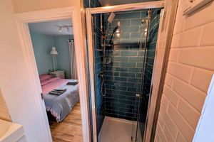 Alojamiento -  Stylish 2BR En-Suite Home | 25min Fast Train to London |Lakeside | BBQ + Shed