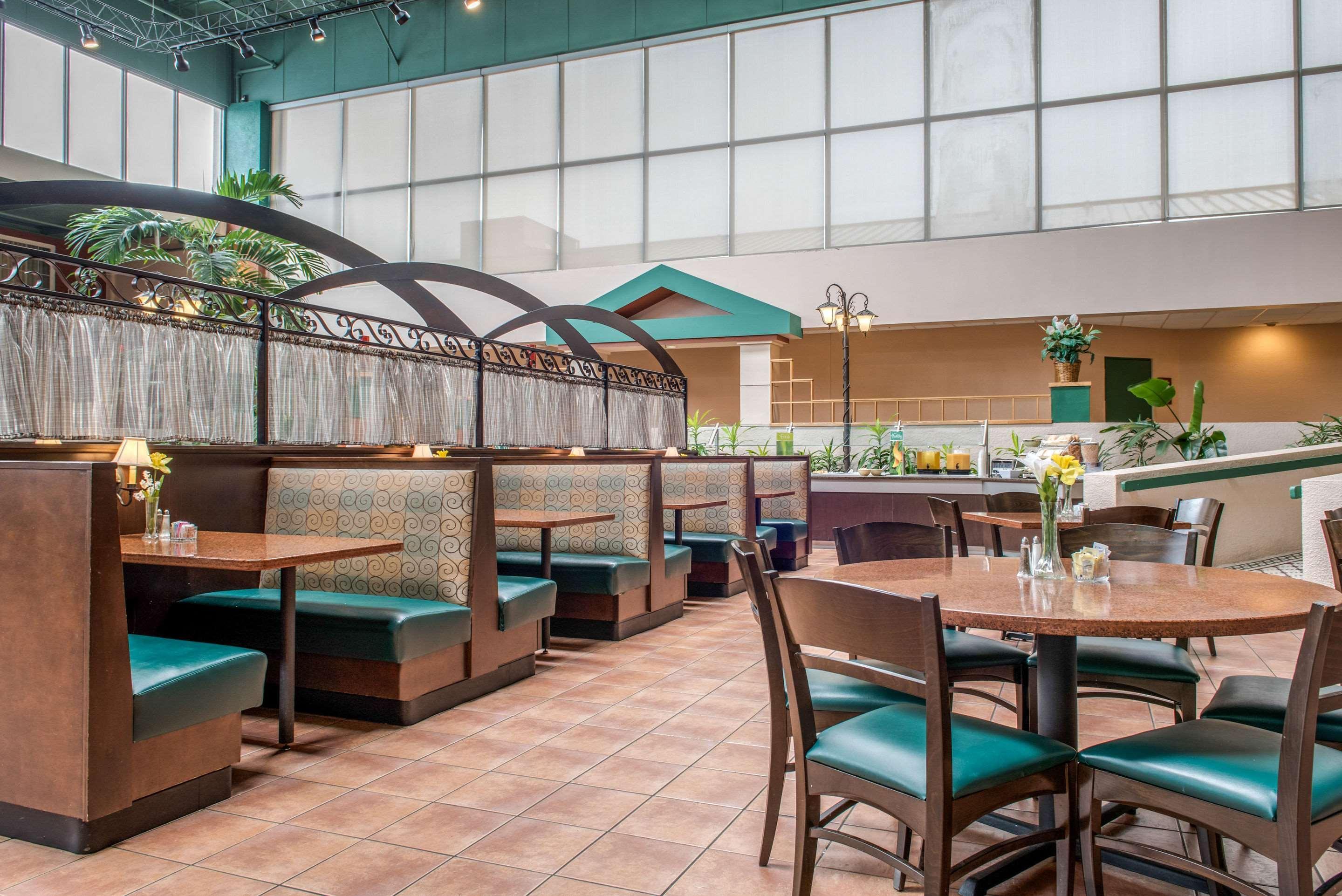 Restaurant Quality Hotel Conference Center Cincinnati Blue As