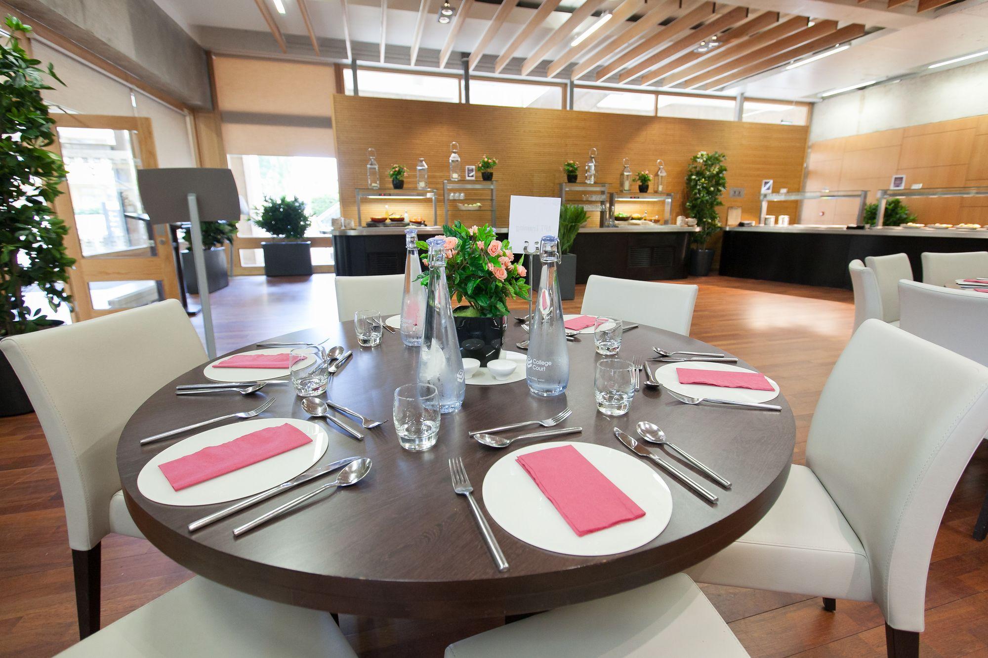 Restaurant College Court