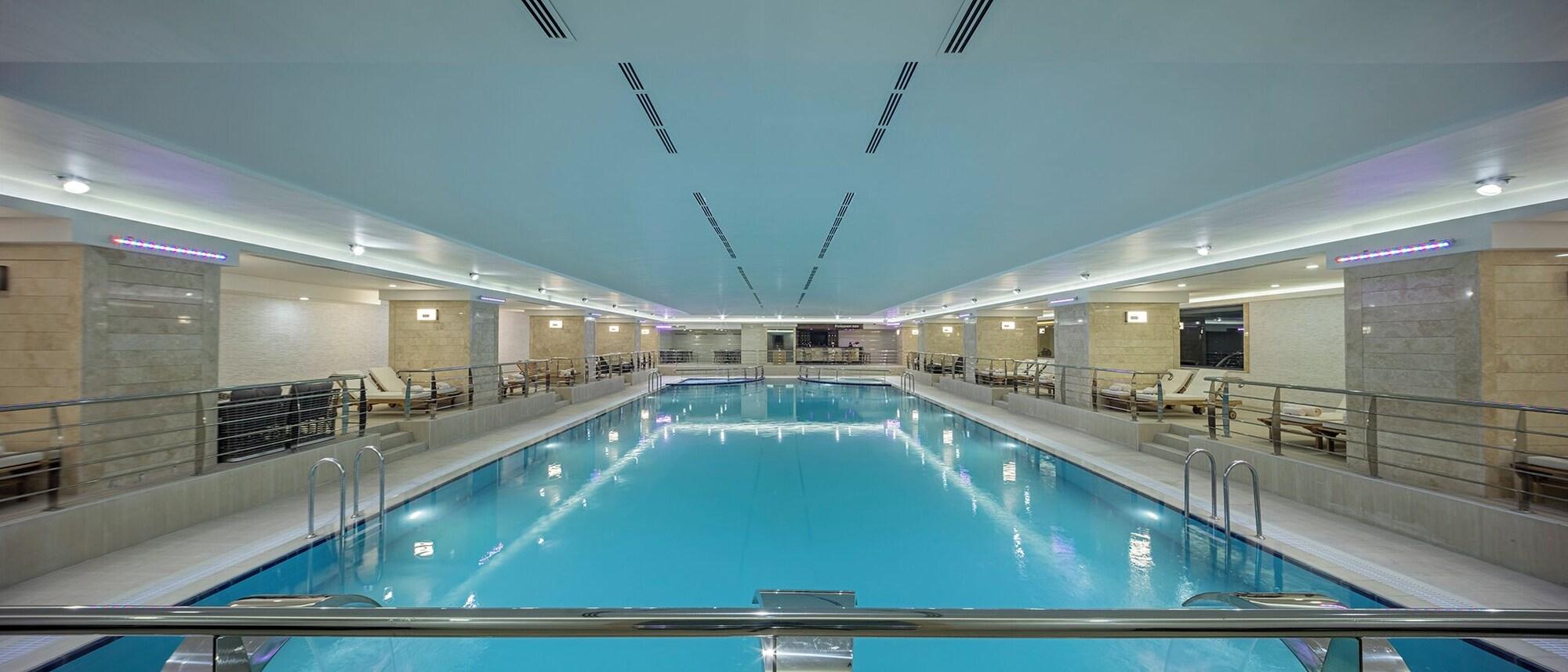 Vista Piscina Grand Millenium Konya