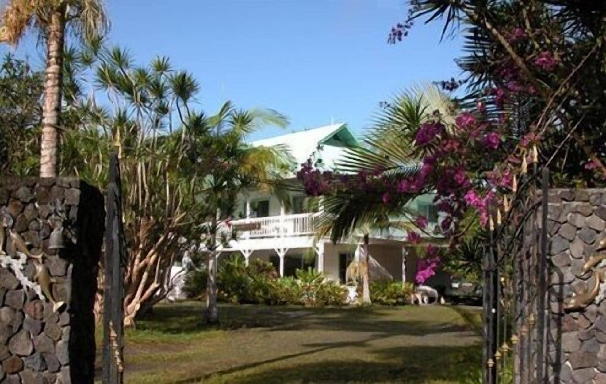 Vista Exterior Lava Tree Tropic Inn