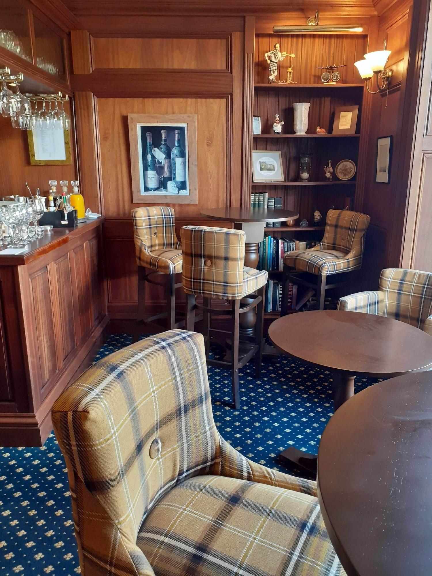 Bar/Salón Overwater Hall