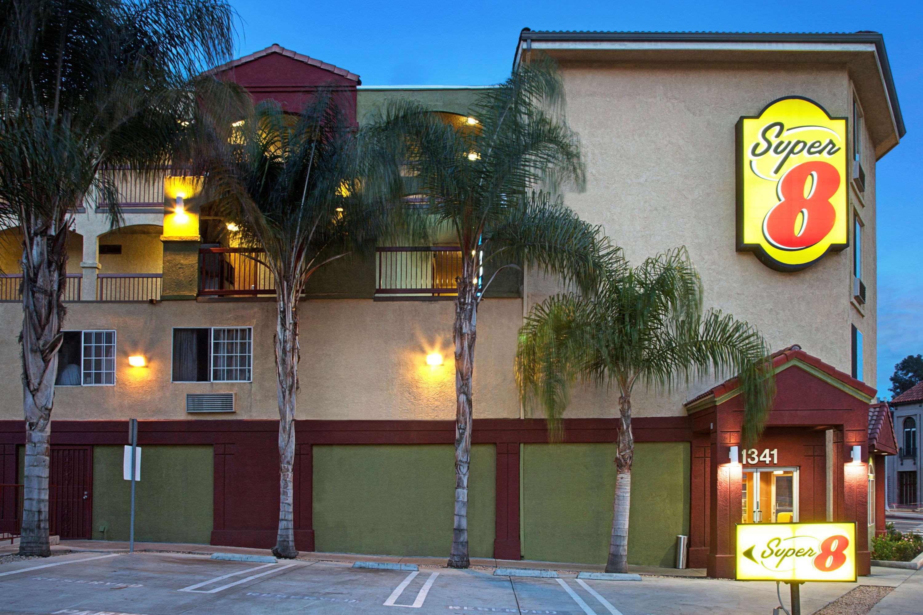 Vista Exterior Super 8 by Wyndham Los Angeles Downtown