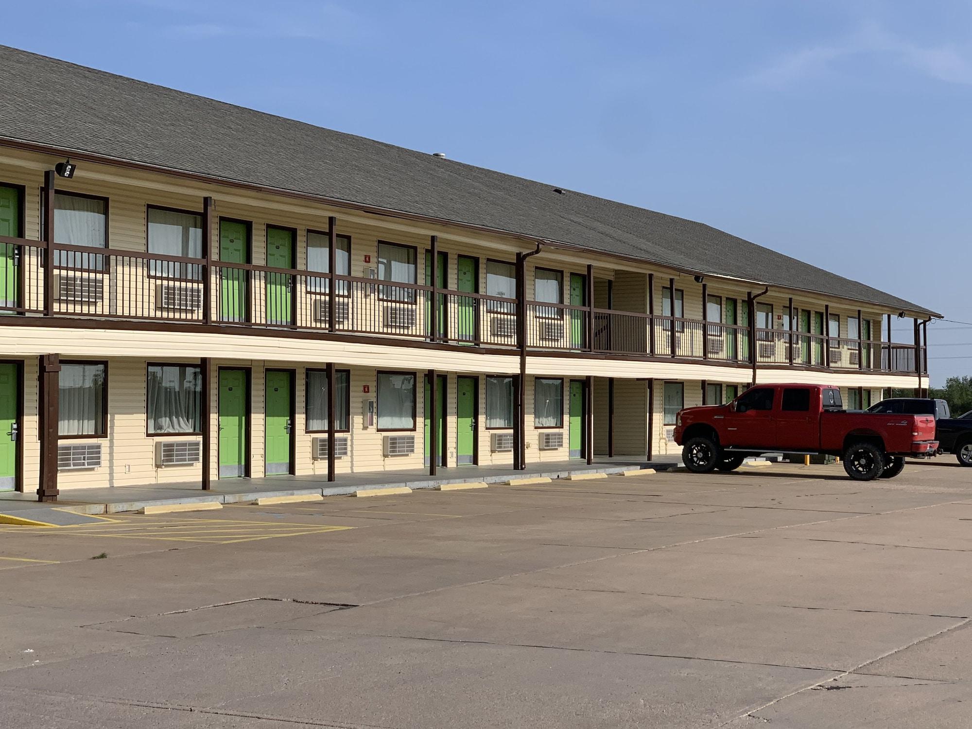 Vista Exterior Days Inn by Wyndham Pratt