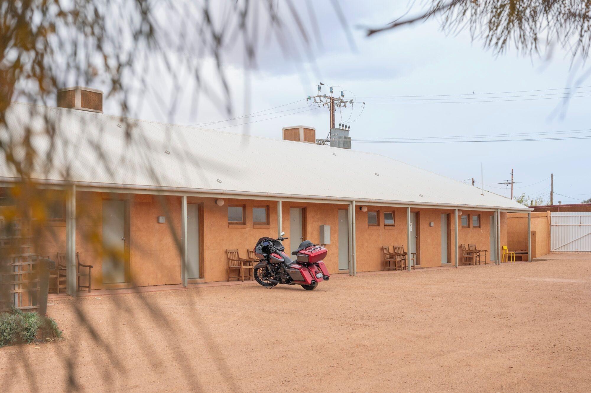 Vista Exterior Mud Hut Motel