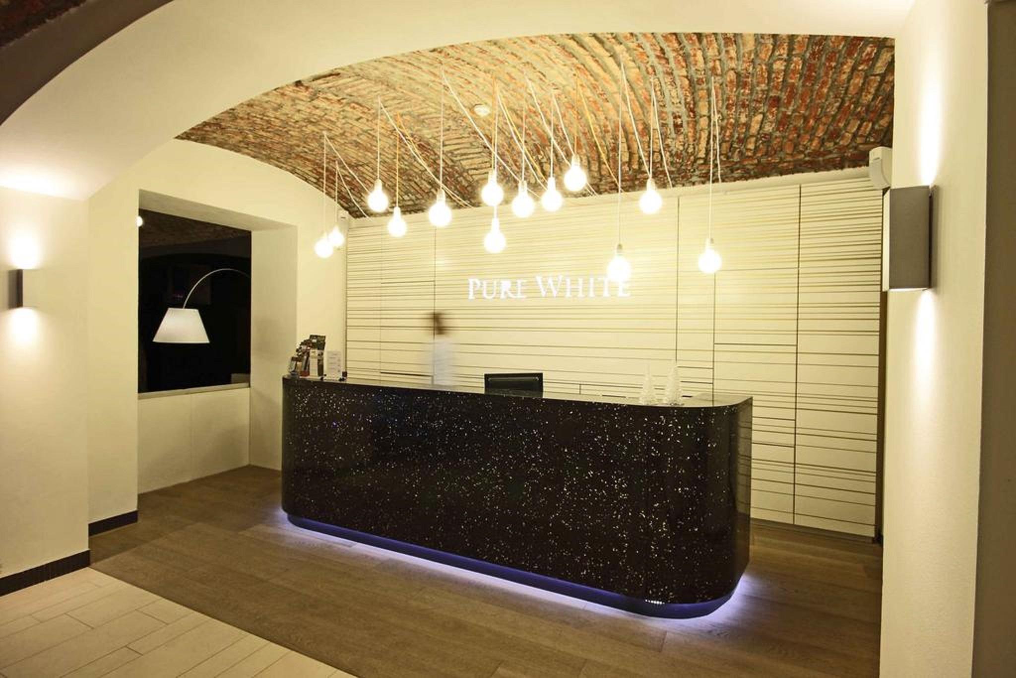 Vista Lobby Pure White