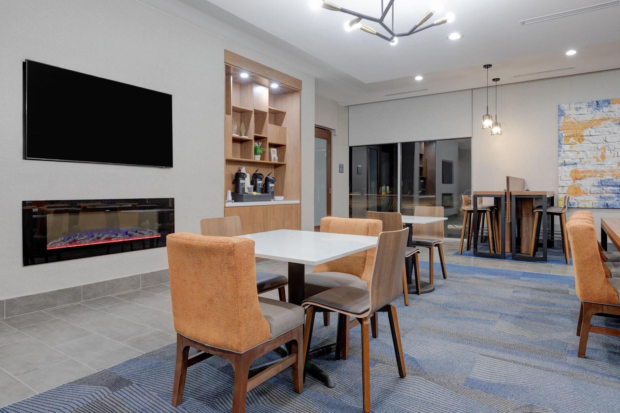 Vista Lobby La Quinta Inn & Suites by Wyndham Eagle Pass