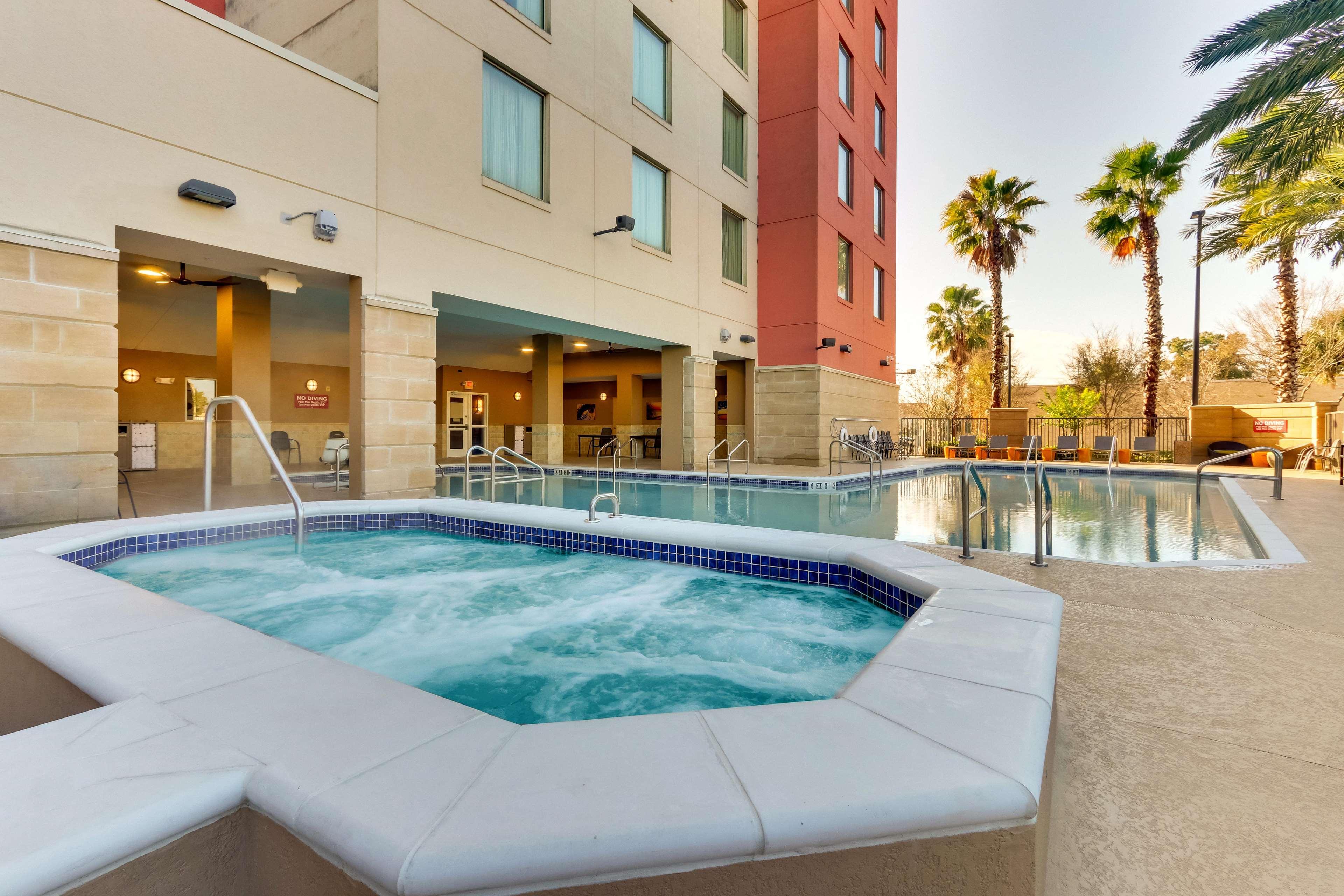 Vista Piscina Drury Inn & Suites near Universal Orlando Resort