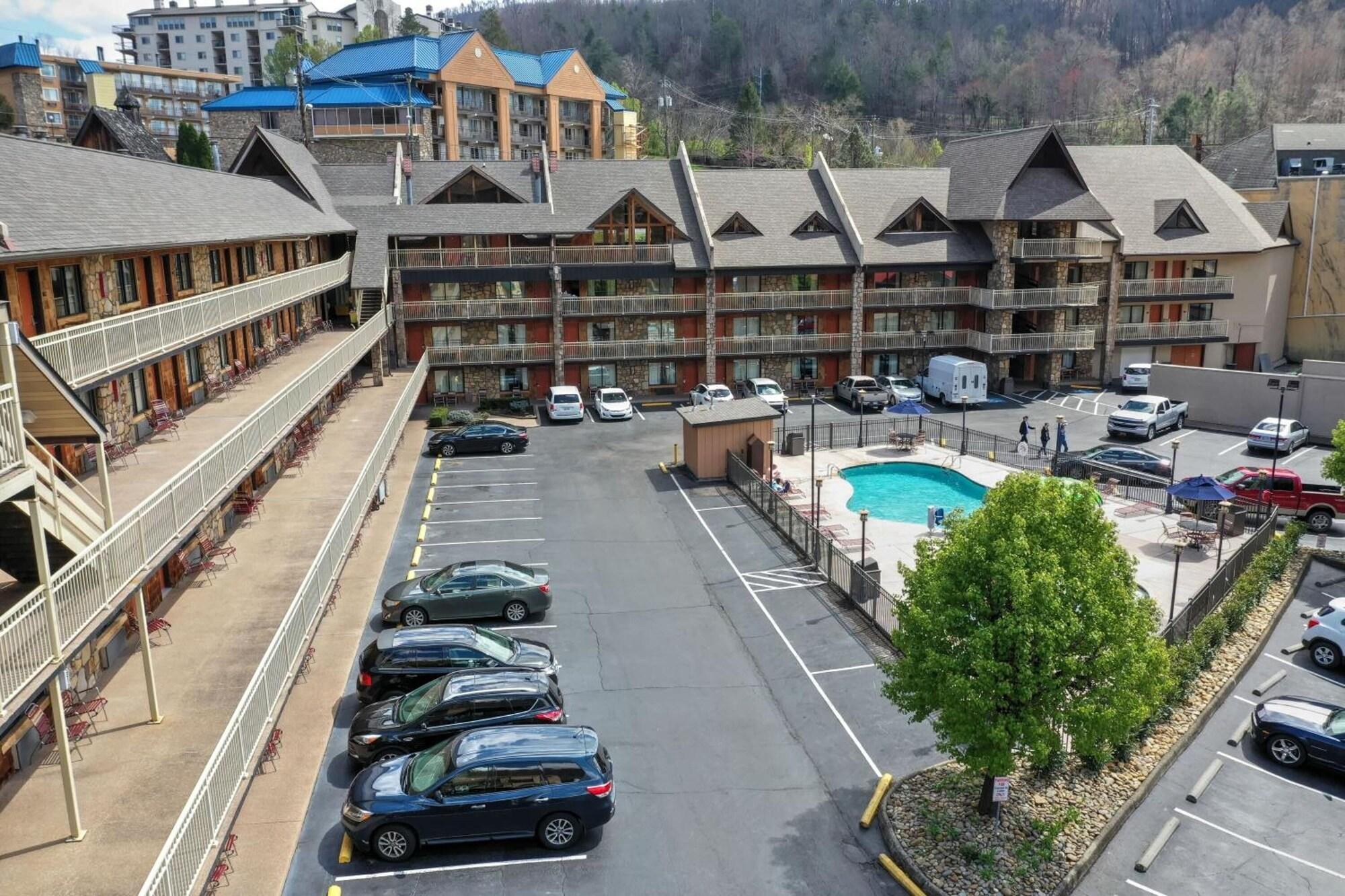 Vista Exterior Crossroads Inn & Suites