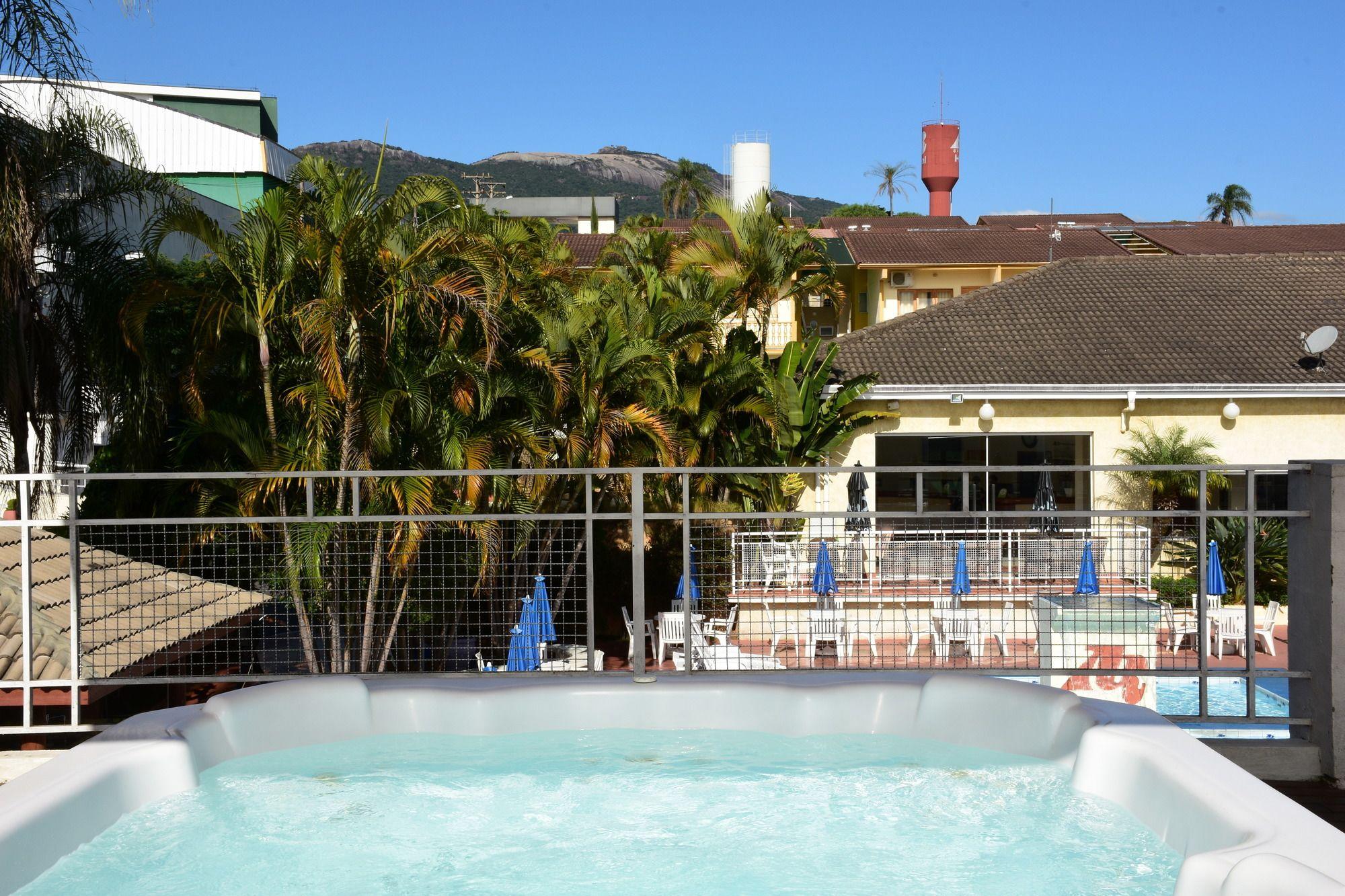 Vista da piscina Atibaia Residence Hotel