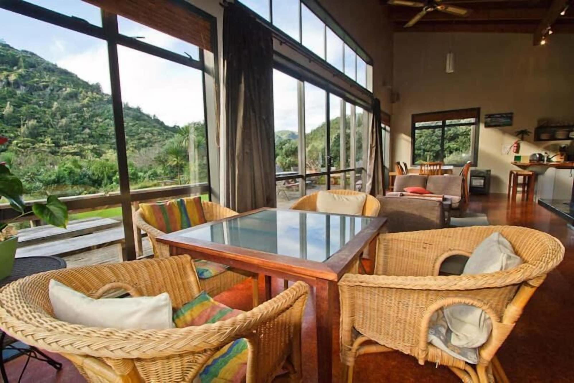 Restaurant Piha Beachstay - Hostel