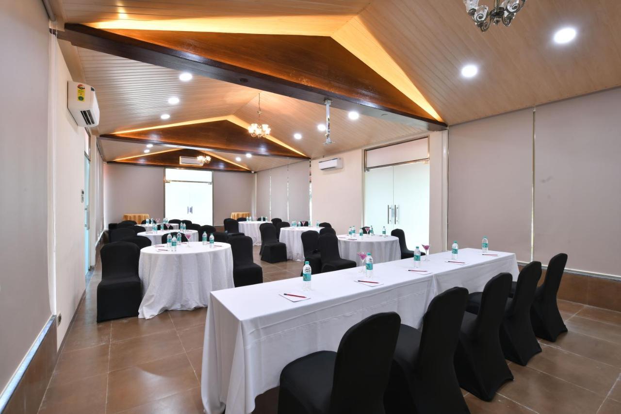 Centro de Negocios Arova Woods Zinc Journey