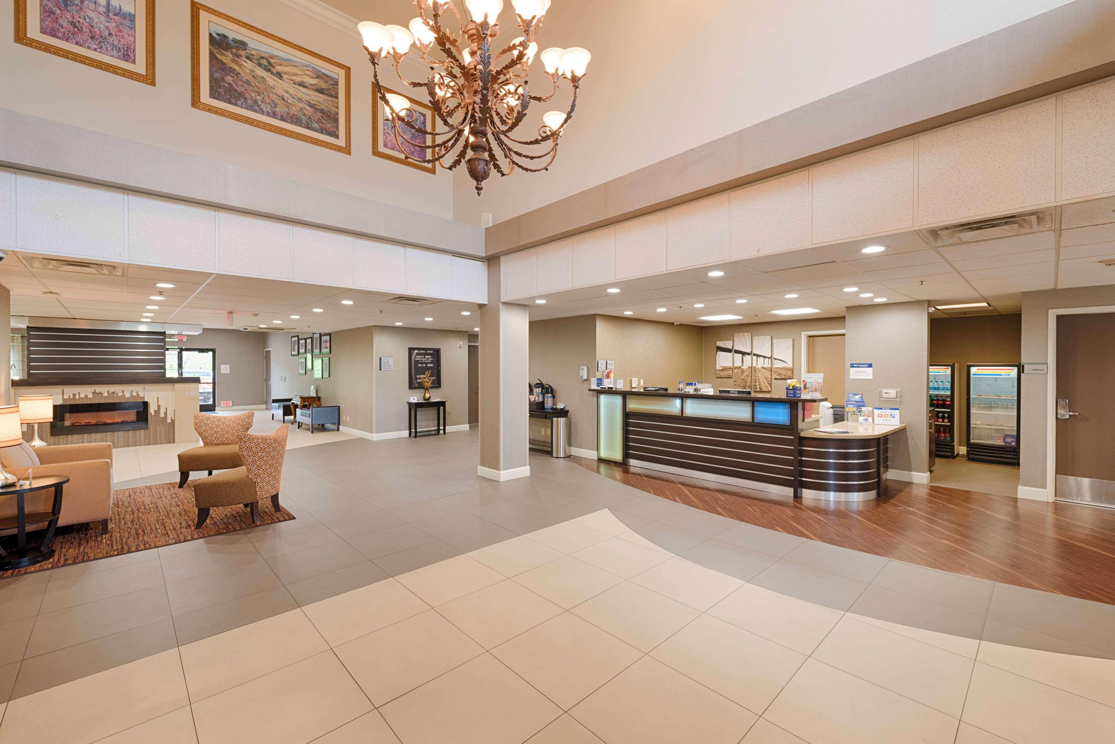 Vista Lobby Best Western Plus Delta Inn & Suites
