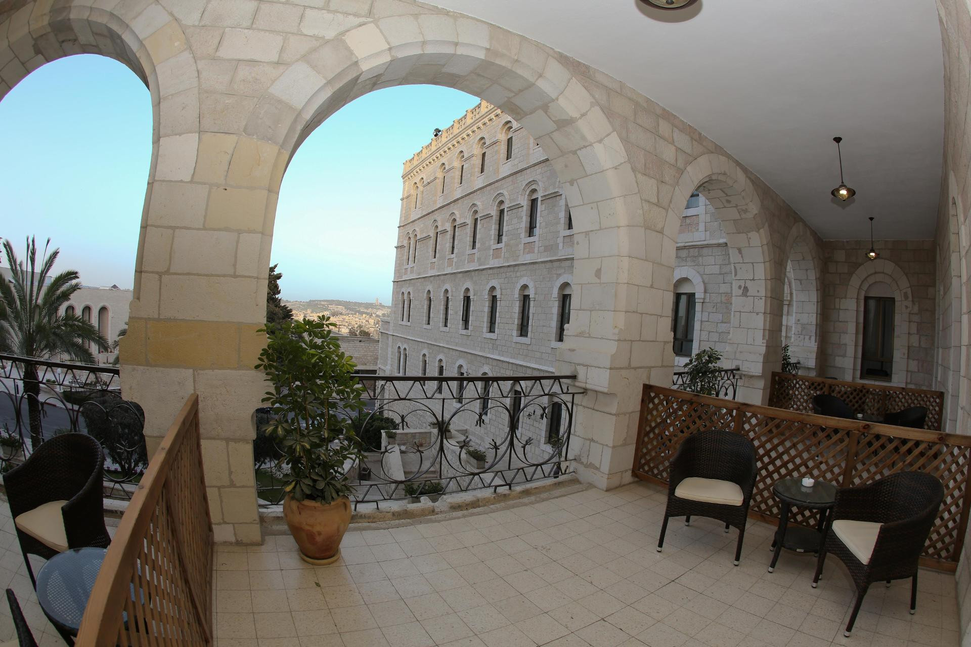 Varios Notre Dame Center Guest House