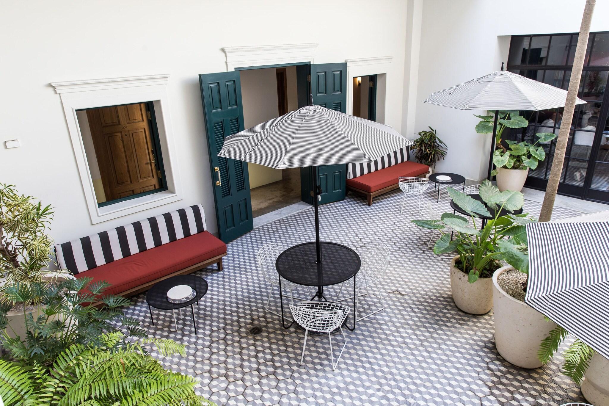 Vista Lobby American Trade Hotel