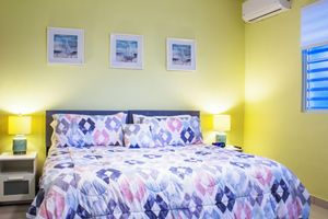 Alquiler Vacacional - Casa Venus #3 - Charming apt w/king bed, patio - steps to Isla Verde beach