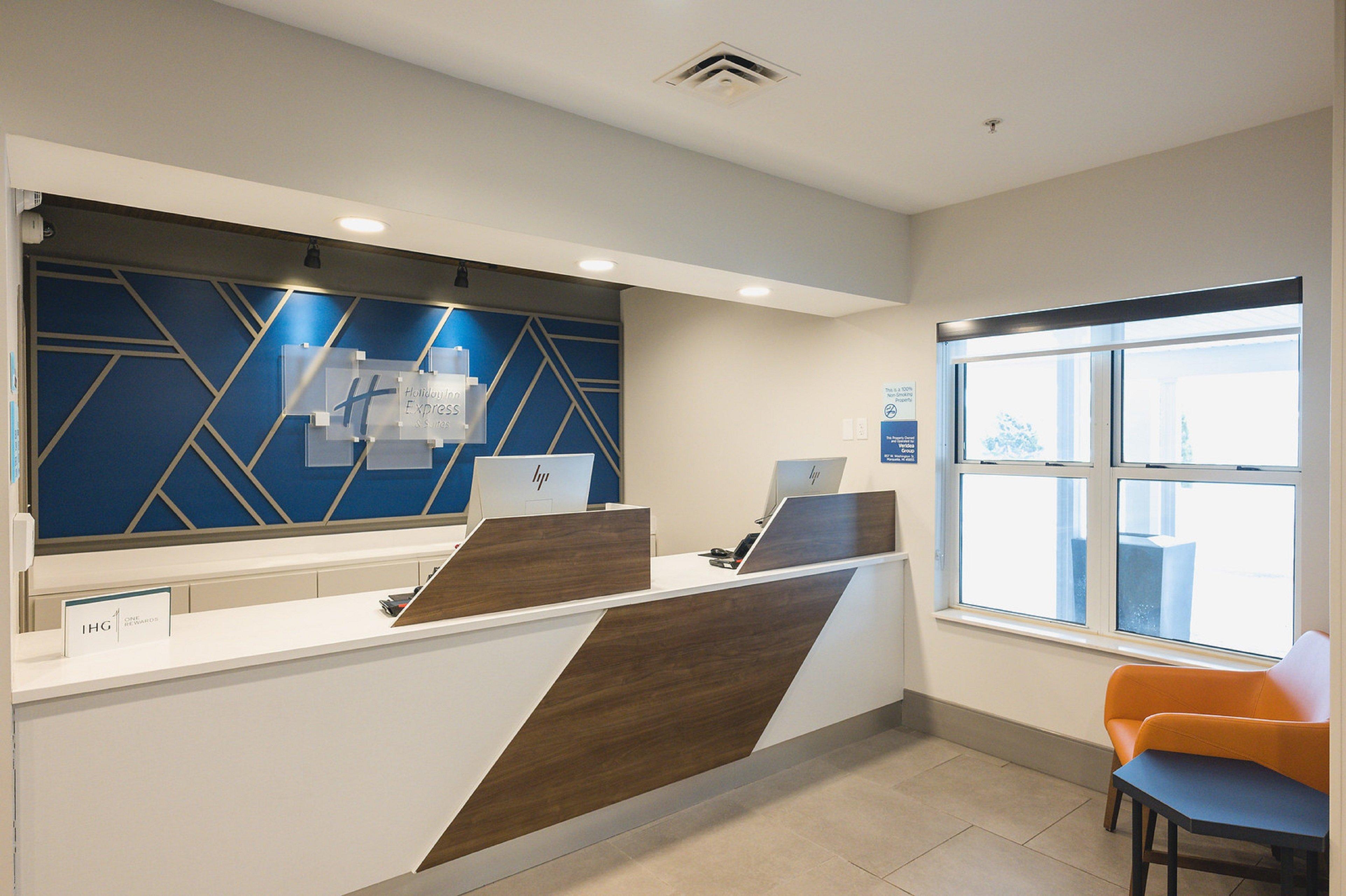 Vista Exterior Holiday Inn Express & Suites Marquette by IHG