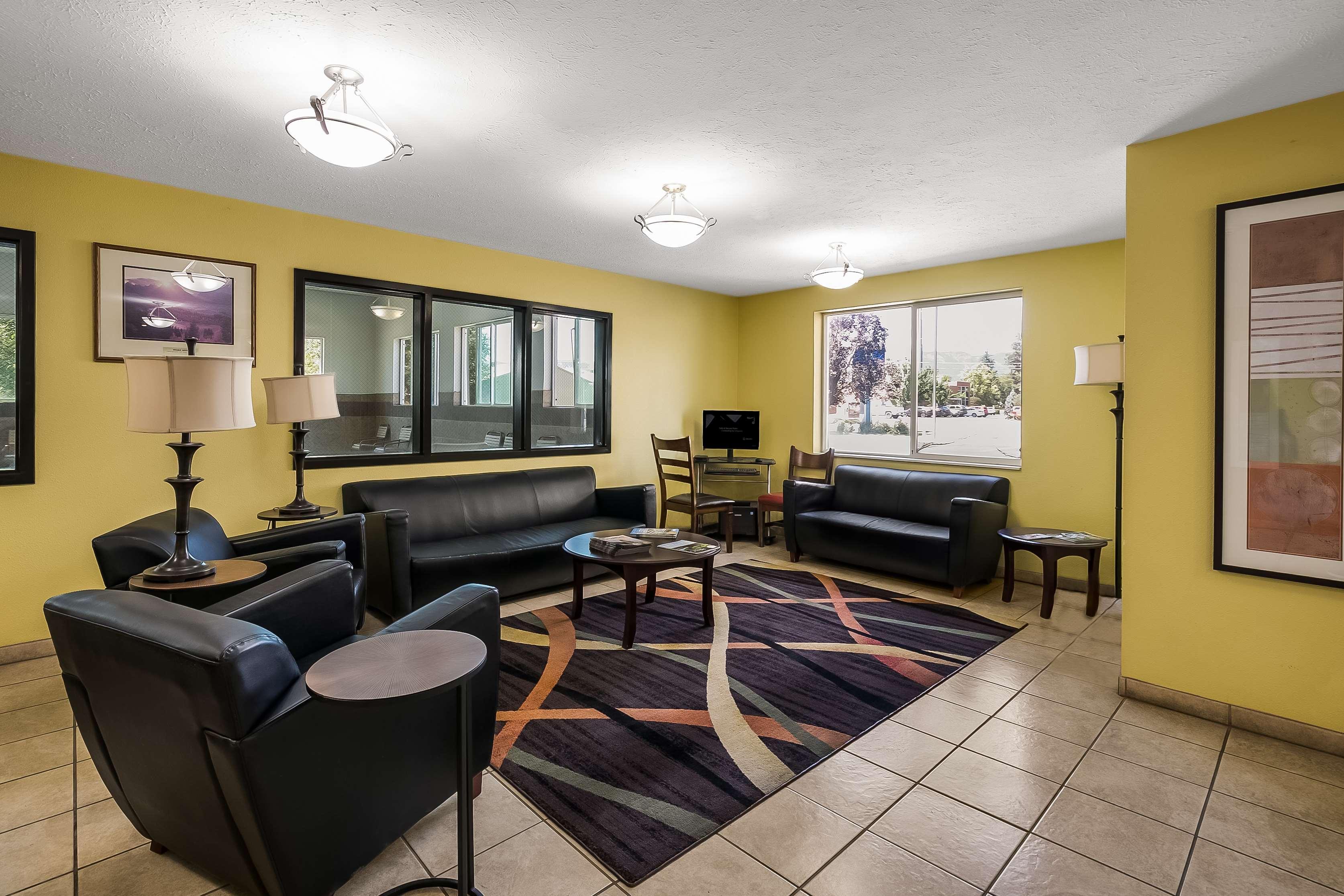 Vista Lobby Americas Best Value Sandman Inn