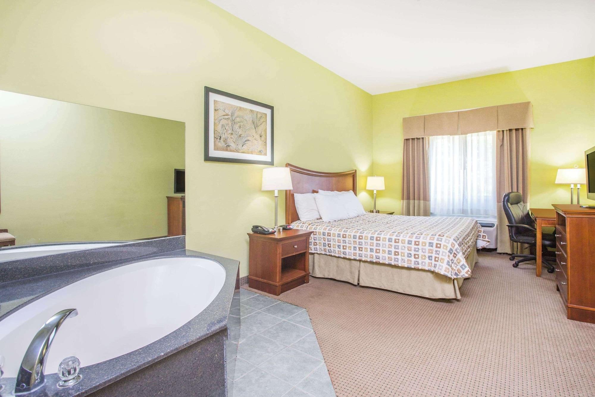 Equipamiento de Habitación Days Inn & Suites by Wyndham Swainsboro