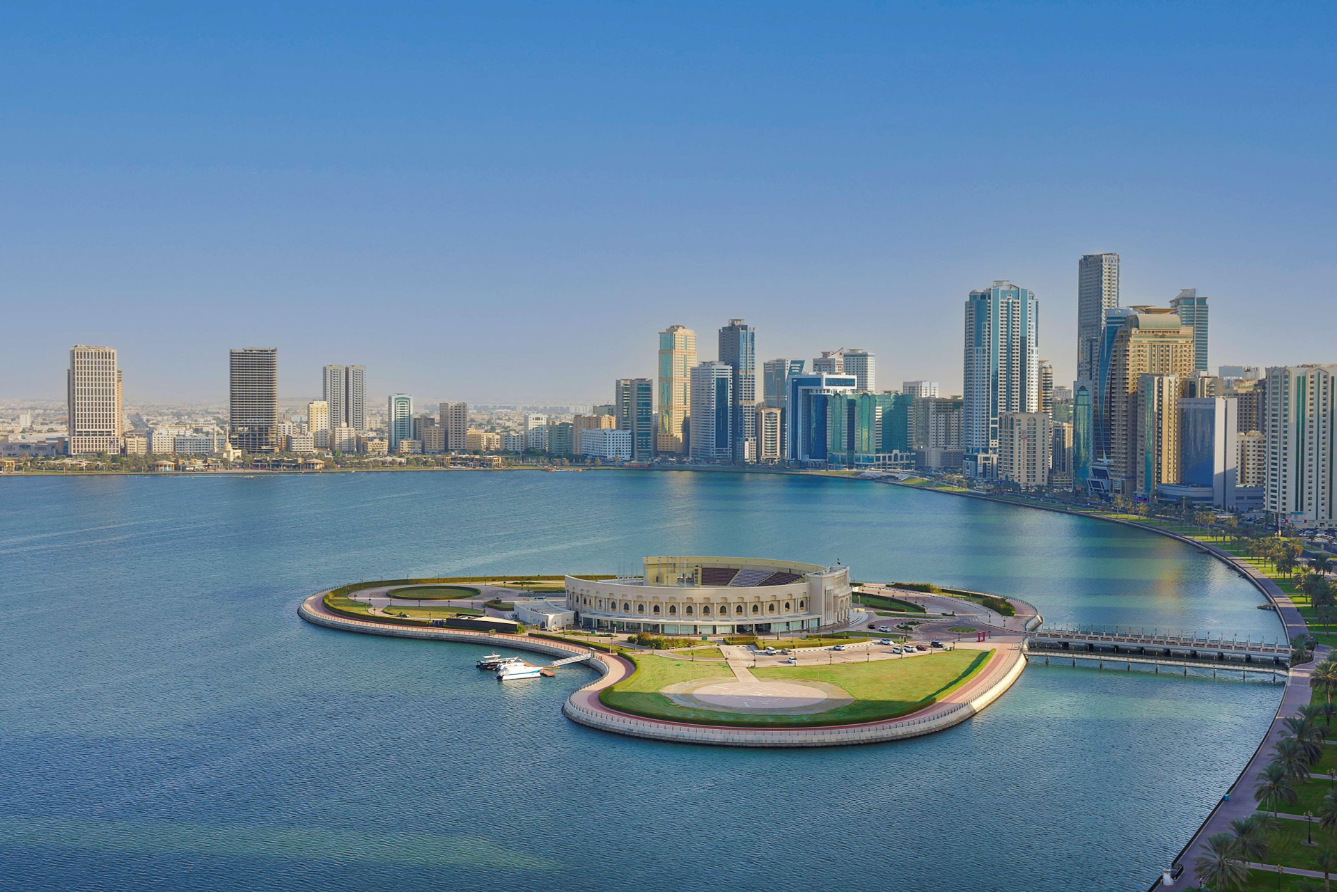 Vista Exterior DoubleTree by Hilton Sharjah Waterfront Hotel & Residences