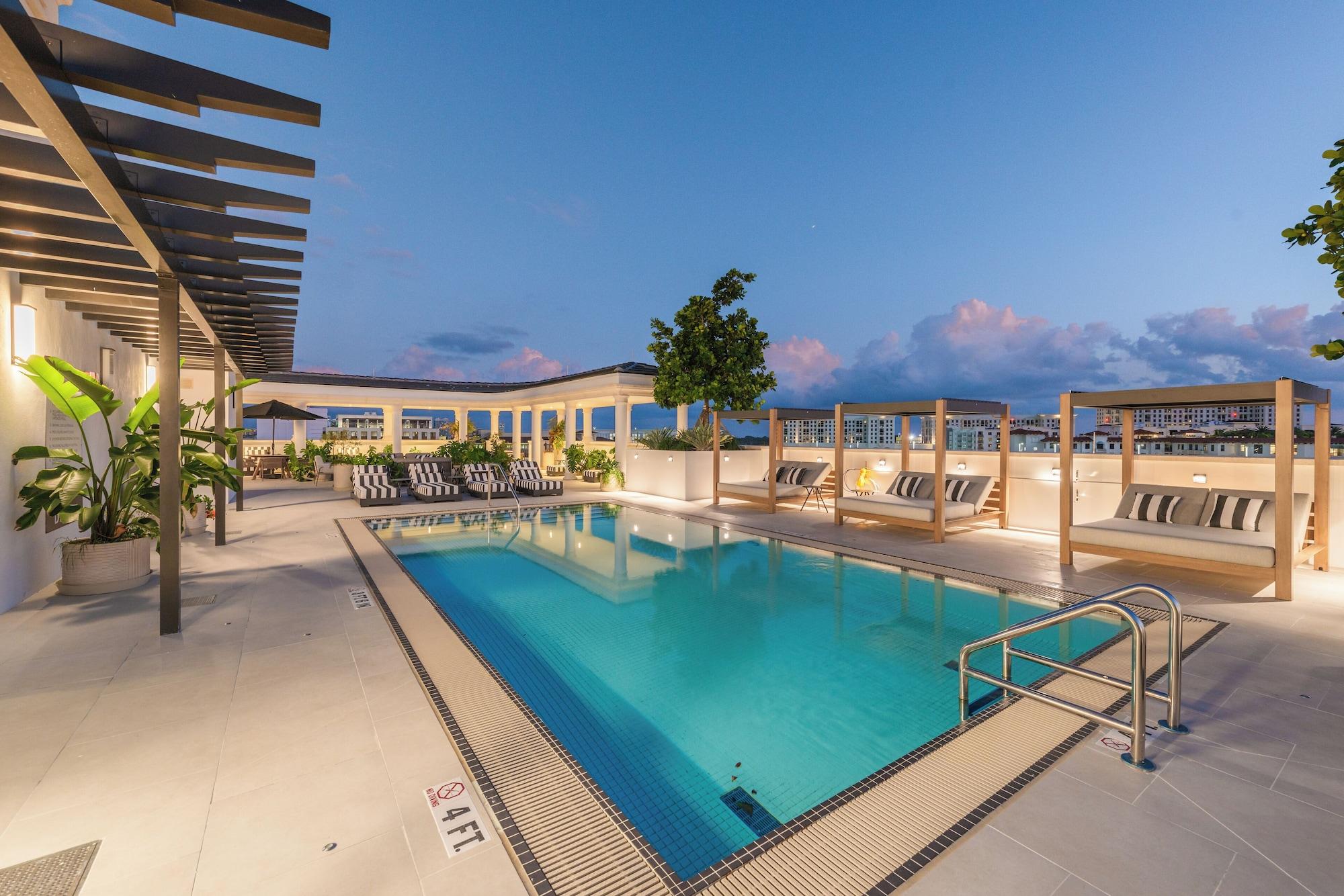 Vista Piscina The Avenue Coral Gables
