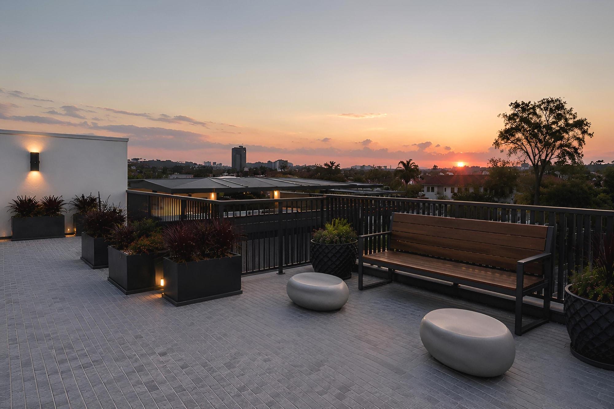 Vista Exterior Los Angeles Grand Suites • Free Reserved Parking