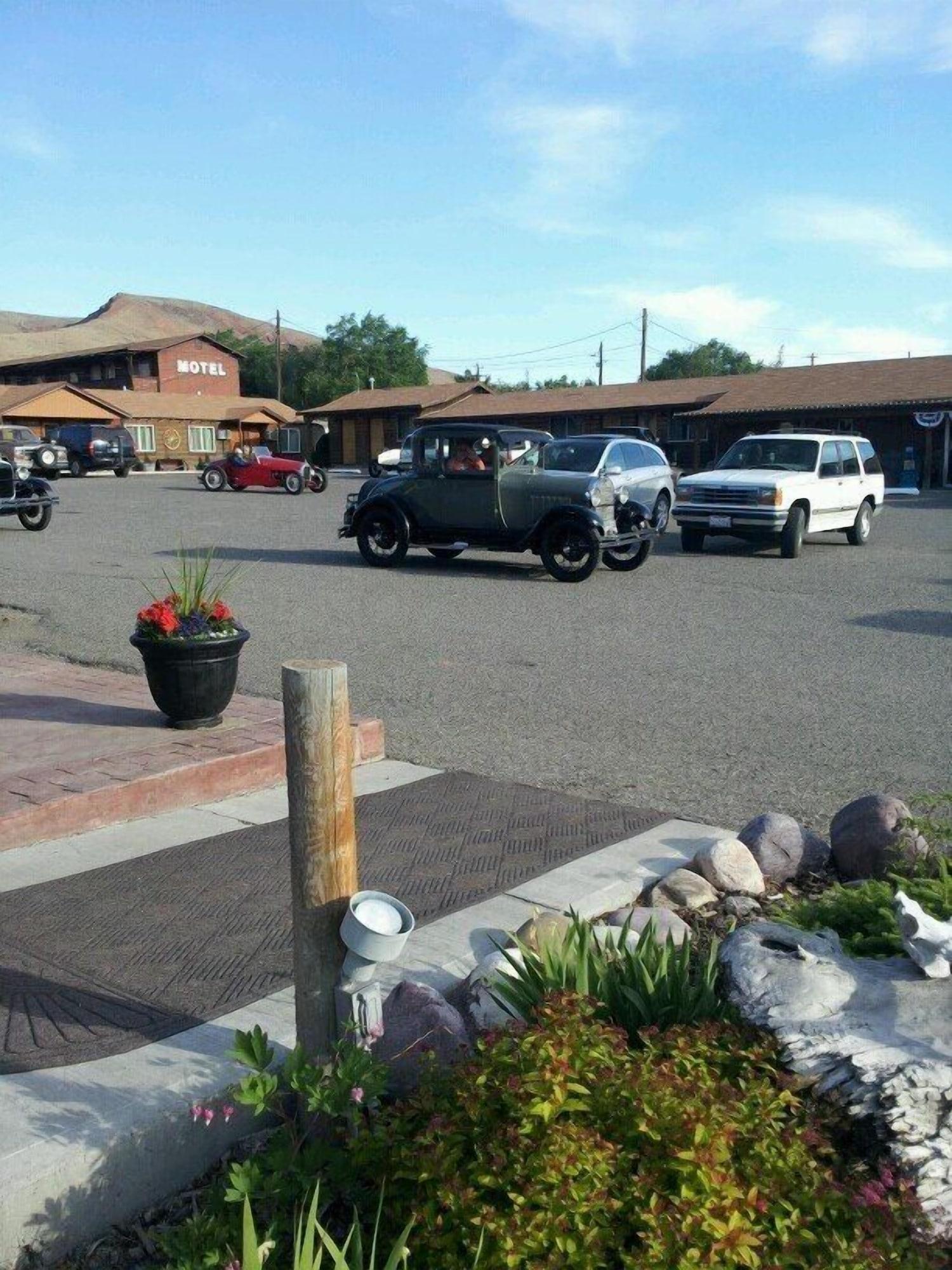 Vista Exterior The Village Inn Motel and Restaurant